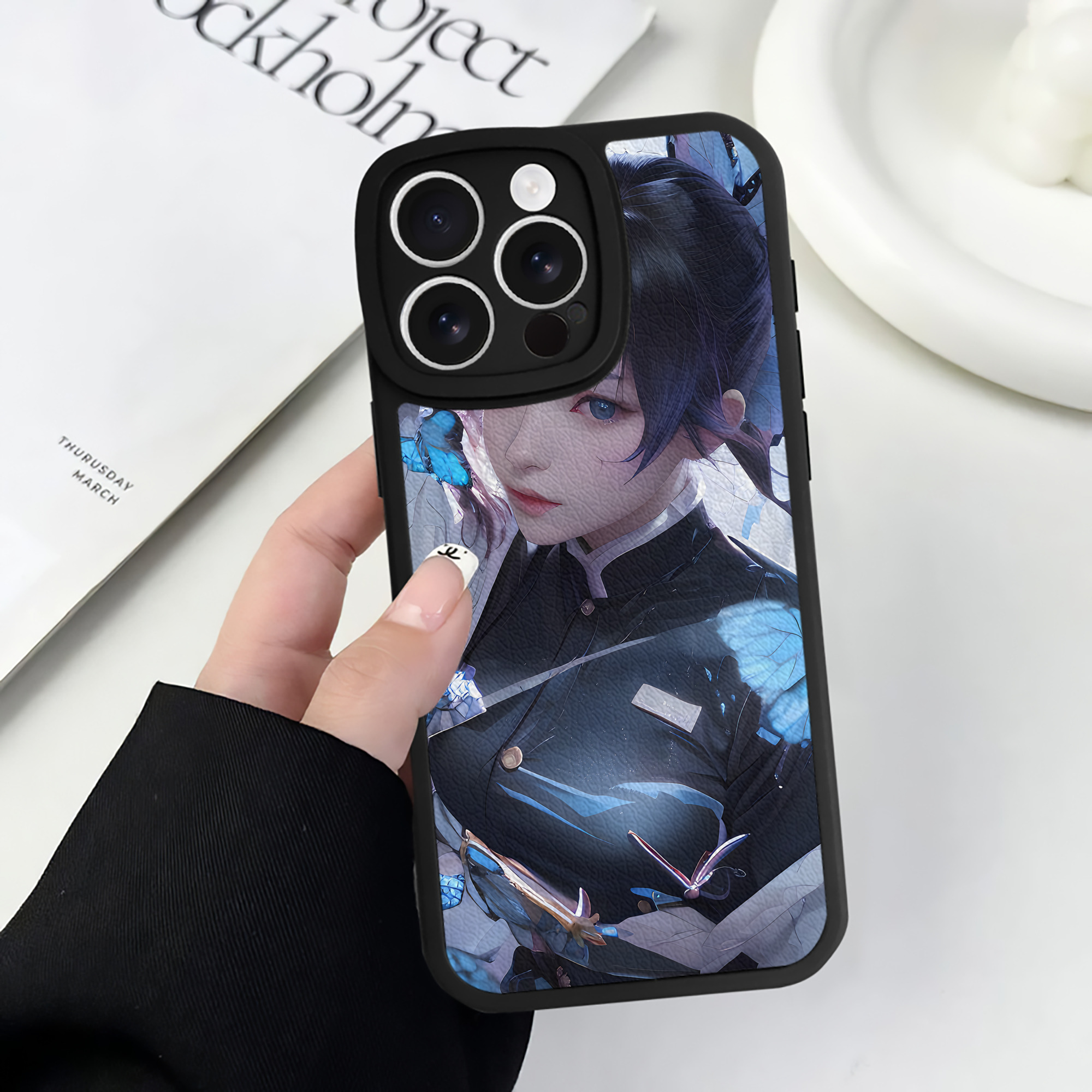 （画像用） 鬼滅の刃（きめつのやいば）蟲柱-胡蝶 しのぶ／こちょう しのぶ Kochou Shinobu 【iPhone 16シリーズ対応】シリコンスマホケース（レザー調） 材質：シリコン